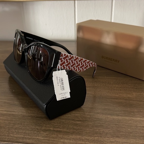 Brand new Burberry sunglasses - Picture 1 of 8